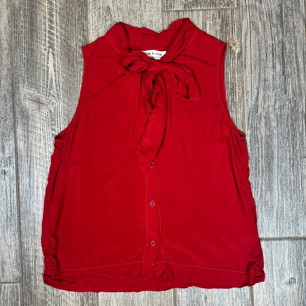 Cloth &‎ Stone Anthropologie Red Sleeveless Tie Neck Button Down Top